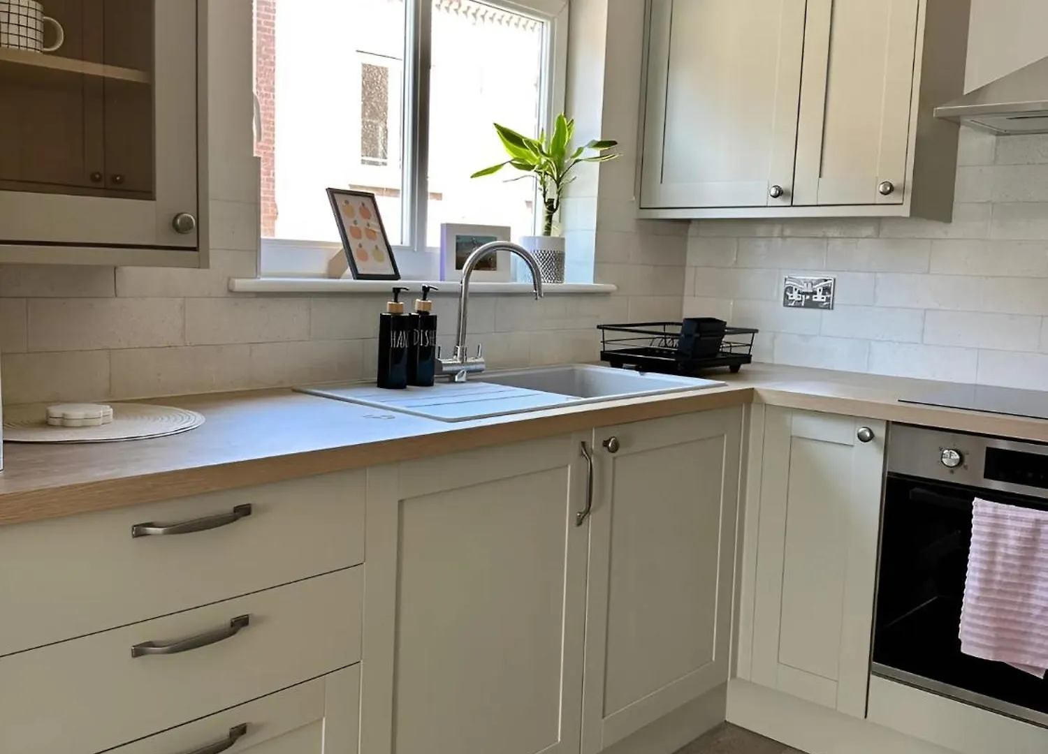 Central Modern Apartment With Free Parking. Located In York'S Historical Building