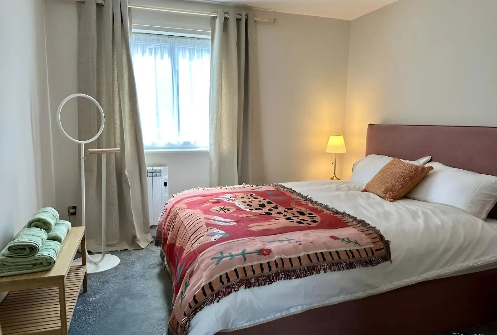 Central Modern Apartment With Free Parking. Located In York\'S Historical Building location